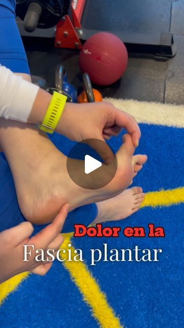 Fisioterapia deportiva 🏅👟 on Instagram: "Aquí te van dos ejercicios para el dolor de la fascia plantar 💪🏼✅ 

#fisioterapiaesportiva #fitnessfisio #fitnessmotivation #somosRM #fasciaplantar #tipsfisioterapia" April 25, Blogger, Van, On Instagram, Instagram