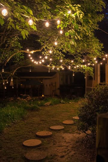 Backyard Party Lighting, Diy Patio Ideas, Outdoor Wedding Lighting, Outdoor Path, Outdoor Party Lighting, Diy Lampe, Patio String Lights, Outdoor Trees, Patio Diy