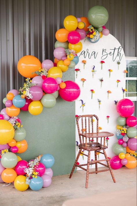 Flower Themed Backdrop, Simple Flower Birthday Party Ideas, Wild Flowers Theme Party, Colorful Flower Party, Colorful Flower Birthday Theme, Flower Backdrops For Parties, Flower Theme Balloon Arch, Floral Theme Backdrop, Wildflower Party Balloon Arch