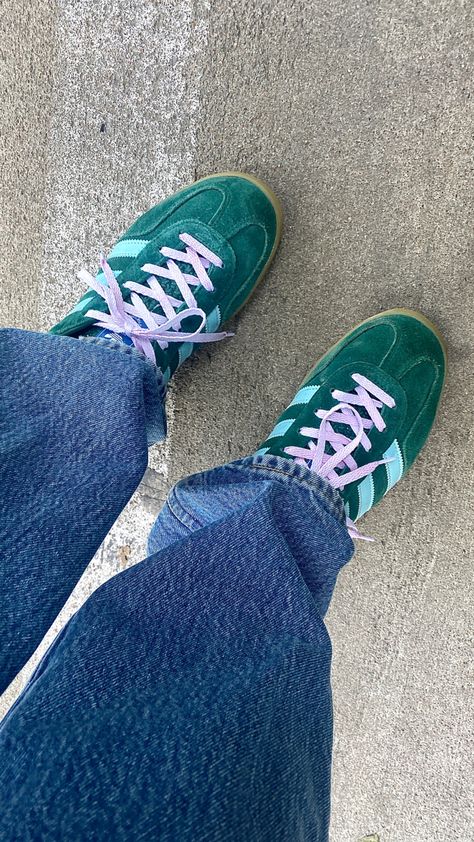 Green and blue adidas with pink laces Green And Pink Sneakers, Green And Pink Shoes, Green And Pink Adidas, Pink And Green Sambas, Pink And Green Adidas, Green Samba Outfit, Pink Shoes Aesthetic, Adidas Samba Pink, Satellite Stompers