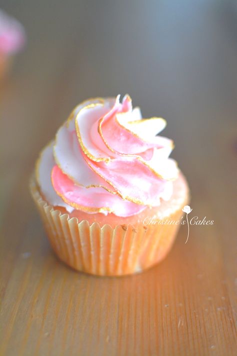 Gold accented pink swirled cupcake Pink Funfetti Cupcakes, Pink Sparkle Cupcakes, Pink Glitter Cupcakes, Pink And Gold Cupcakes, Sparkly Cupcakes, Sparkle Cupcakes, Funfetti Cupcakes, Gold Cupcakes, Glitter Cupcakes