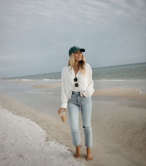 Southern California Outfits, California Beach Outfit, Beach Outfit Winter, Minimalist Outfit Ideas, Birkenstock Outfit, California Outfits, Mum Fashion, California Beach, Stockholm Fashion