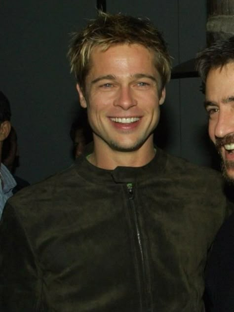 Brad Pit 2000s, Brad Pitt With Fans, Brad Pitt Early 2000s, Bradd Pit 80s, Brad Pitt 00s, Brad Pitt Blonde, Brad Pitt Smile, Brad Pitt 2000s, Brad Pitt Old