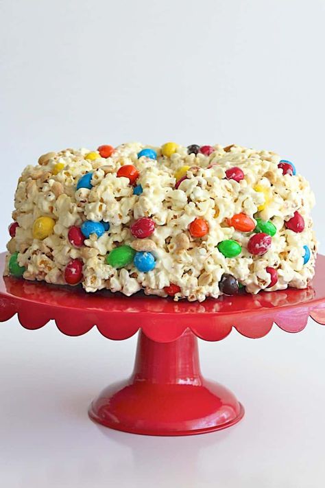 Popcorn Bundt Cake, Popcorn Cake Ideas, Popcorn Dessert Recipes, Popcorn Birthday Cake, Popcorn Board, Popcorn Cake Recipe, Movie Treats, Cuisinart Recipes, Cake Popcorn