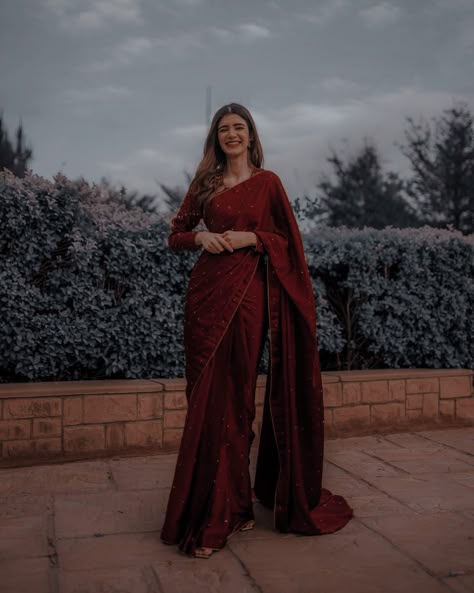 Bridal Sari Red, Wine Red Saree For Farewell, Dark Maroon Saree, Simple Sari, Dark Red Saree, Sari Aesthetic, Maroon Saree, Sari Dress, Modern Saree