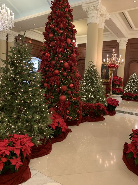 Huge Christmas Tree Luxury, Christmas Hotel Lobby, Hotel Christmas Tree, Christmas Tree Installation, Christmas Altar, Christmas Tree Hotel Lobby, Christmas Ceiling Decorations, New York Cristhmas Tree, Rich Christmas