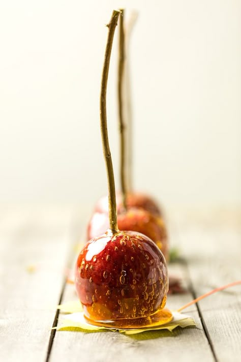 Toffee Apples Recipe, Toffee Apples, Candy Caramel, English Toffee, Toffee Apple, English Food, Traditional English, British Food, Candy Apples