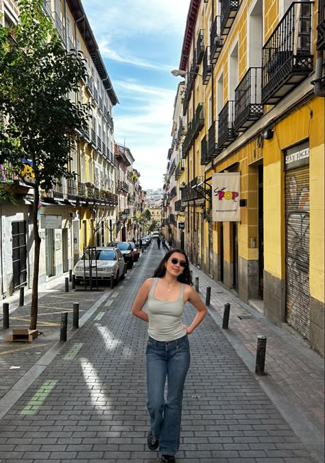 in the streets of Madrid. #spain #travel #aesthetic #madrid #europe #pictureideas Madrid Pictures Ideas, Madrid Aesthetic Girl, Madrid Instagram Pictures, Madrid Spain Aesthetic, Madrid Museum, Spain Travel Aesthetic, Europe Photo Ideas, Madrid Summer, Madrid Aesthetic