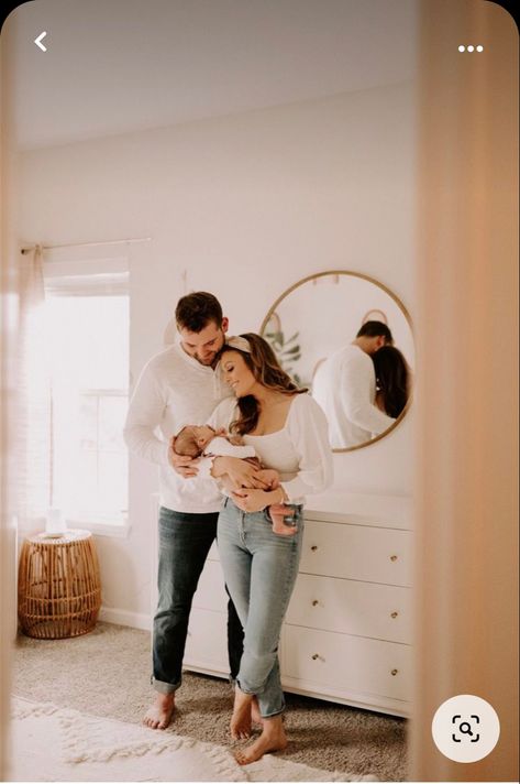 Family Pic With Newborn, Newborn Photo Shoot Family Outfits, Newborn Pictures Mom Outfit, Newborn Shoot Outfits, Newborn Photo Family, Family Newborn Pictures Outfits, Newborn Picture Outfits For Family, Family Outfits For Newborn Photos, How To Take Newborn Photos