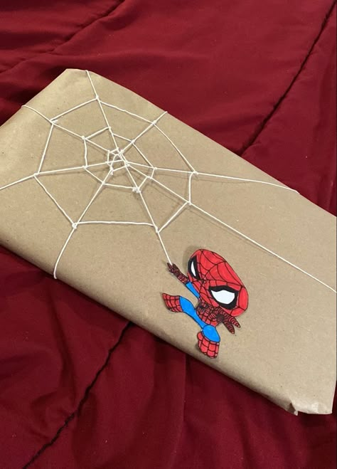 Spiderman Craft, Spiderman Gifts, Personalised Gifts Diy, Marvel Gifts, Creative Money Gifts, Man Crafts, Creative Gifts For Boyfriend, Diy For Men