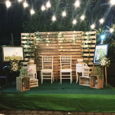 Wooden Pallet Wedding Backdrop #weddingdecor #palletbackdrop #weddingbackdrop #weddingreceptiondecor #weddingceremonydecor Photobooth Decor, Pallet Backdrop, Bali Decor, Photo Booth Backdrop Wedding, Pallet Wedding, Wooden Backdrops, Deco Champetre, Photo Opportunity, Wedding Photo Booth