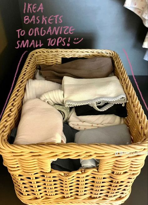 Dorm Clothing Organization, Dorm Wardrobe Organization, Uk Uni Room, Uni Dorm Aesthetic, University Room Ideas Uk, Dorm Organization Ideas, Uni Accommodation, Uni Decor, Uni Room Ideas Uk