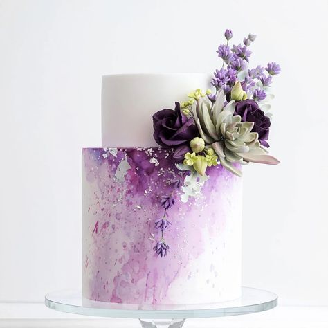 Lively Lavender Wedding Cake Purple Flowers, Wedding Cake Purple, Pastel Wedding Cakes, Super Torte, Lavender Wedding Cake, Cake Purple, Cupcakes Wedding, Lavender Cake, Purple Cake