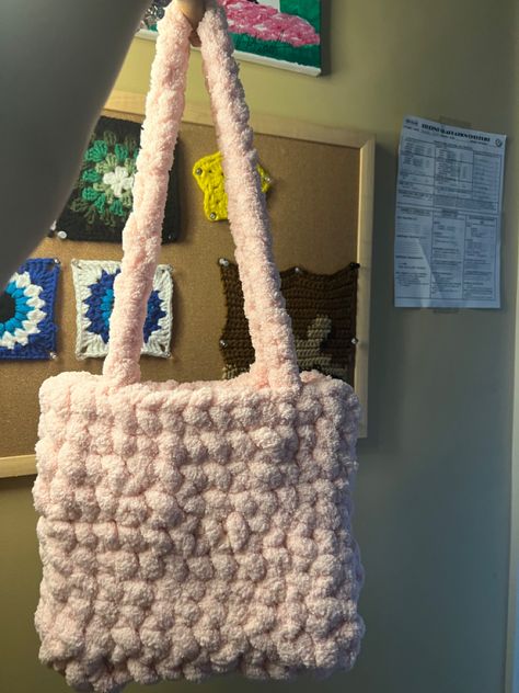 Puffy Yarn Crochet Ideas, Chunky Yarn Purse, Jumbo Yarn Crochet, Fluffy Yarn Crochet Projects, Crochet Chunky Bag, Fluffy Yarn Crochet, Chunky Yarn Bag, Crochet Booth, Chunky Crochet Bag