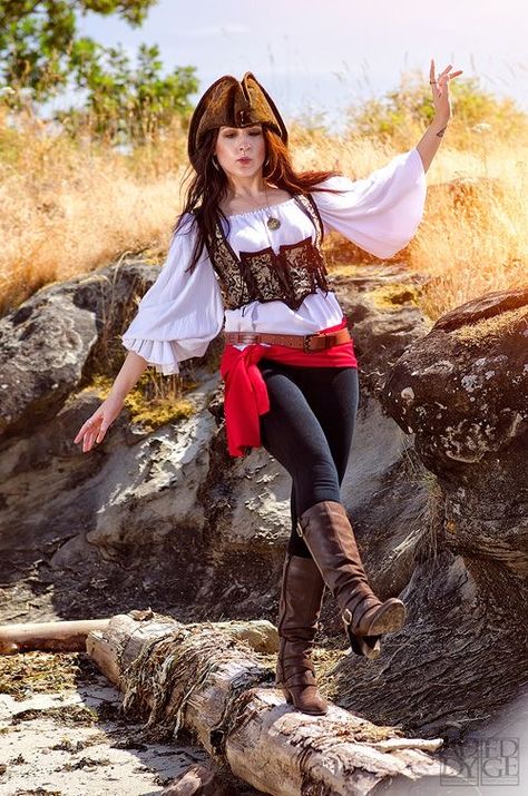 Jack Sparrow Costume Women, Pirates Of The Caribbean Outfits, Jack Sparrow Costume, Pirate Girl Costume, Pirate Costume Diy, Caribbean Outfits, Pirate Cosplay, Lady Pirate, Female Pirate Costume