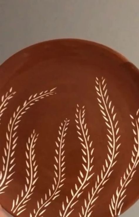 Carving On Pottery, Ceramic Plate Carving, Boho Clay Plate, Terra Cotta Plate Painting, Terracotta Plate Painting, Ceramic Plate Painting, Clay Plate Carving Designs, Terracota Plate Painting, Terracotta Ceramics