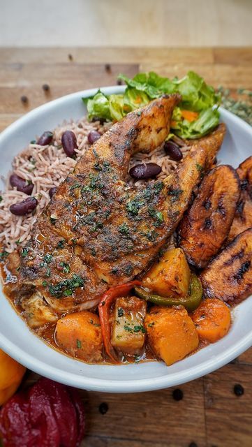 Jamaican Brown Stew, Snapper Recipes, Snapper Fish Recipes, Snapper Fish, Spicy Gravy, Recipes Seafood, African Cooking, Fish Stew, Rice And Peas