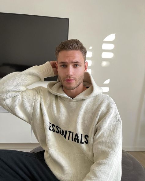 Tobias Reuter on Instagram: “ESSENTIALS.” Old Money Haircut, Old Money Hairstyles, 30 Year Old Man, Haircut 2024, Wine Nails, Classic Haircut, Handsome Male Models, Beatiful People, Hair To One Side