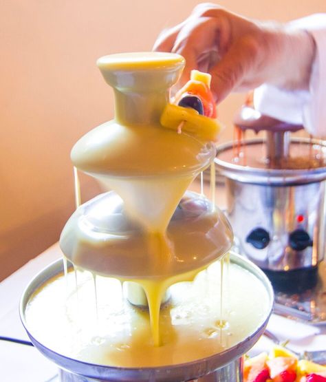 YouTuber goes viral after attempt to make cheese fondue fountain goes horribly wrong Cheese Fondue Fountain, Queso Fountain Recipe, Cheese Fountain Recipe, Queso Fountain Wedding, Cheese Fountain, Fondue Fountain, Keto Cheese, Cheese Cubes, Nacho Cheese