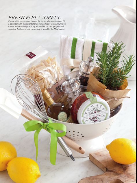 Small Gifts Basket Ideas, Condiment Gift Basket, Colander Gift Basket Ideas, Baking Kit Gift Basket Ideas, Bowl Gift Wrapping Ideas, Kitchen Utensil Gift Basket, Salad Bowl Gift Basket, Salad Bowl Gift Basket Cute Ideas, Healthy Food Gift Basket Ideas