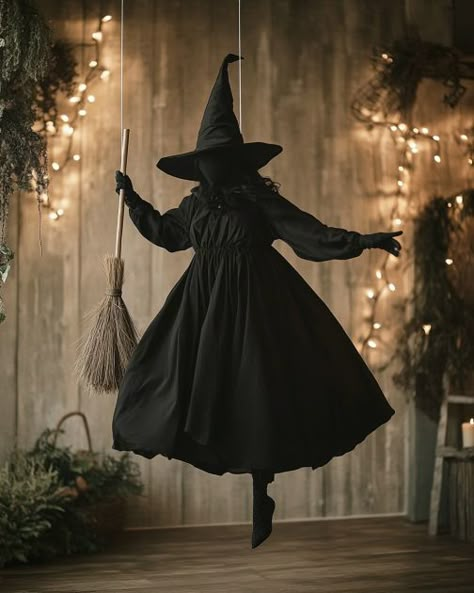 Scary Halloween Yard Decorations Diy, Diy Flying Witch On Broom, Sellable Halloween Crafts, Witch Decorations Halloween, Flying Witch Diy, Diy Flying Witch, Funny Halloween Decor, Old Halloween, Outdoor Witch Decor