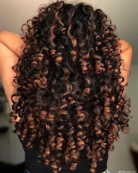 The winter months cause issues to arise for curly hair which can lead to increased dryness, breakage, and lackluster curls. This is due to the combination of cold outdoor air and heated indoor environments that strip natural moisture from the hair, leaving it dehydrated and prone to damage. Trendy Balayage, Hairstyles Designs, Mehndi Hairstyles, Winter Hair Care, Balayage Hairstyles, Dyed Curly Hair, Highlights Curly Hair, Brown Curly Hair, Ladies Hair