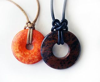 How to make a Cat Claw knot for donut pendants #jewelrytutorial #DIY #catclowknot #knots #jewelrymaking How To Put A Pendant On A Necklace, How To Make Pendants, Donut Crystal Necklace Diy, Knotted Necklace Diy, Wire Wrap Donut Pendant Tutorial, Wire Wrap Donut Pendant, Washer Crafts, Donut Jewelry, Leather Cord Jewelry