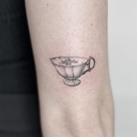 Teapot Tattoo Vintage, Vintage Teacup Tattoo, Teacup Tattoo, Cup Tattoo, Tattoo Vintage, Stars Tattoo, Tattoo Instagram, Patchwork Sleeve, Vintage Teacups