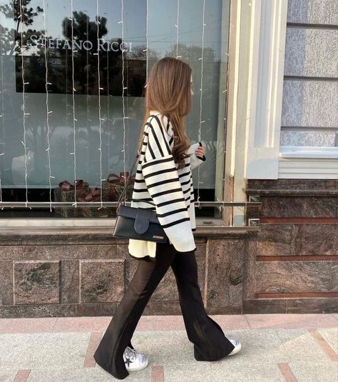 Clinical Psychologist Outfit, Striped Sweater Outfit Aesthetic, Black And White Sweater Outfit, Psychologist Outfit, Striped Sweater Outfit, Classy Street Style, Sister Outfits, Winter Fashion Outfits Casual, Sweater Trends