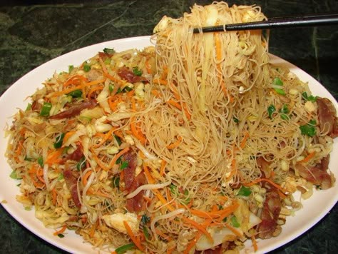 Malaysian Noodles, Mei Fun, Chamorro Food, Stir Fried Rice, Asian Diet, Vermicelli Recipes, Rice Noodle Recipes, Fried Rice Noodles, Asian Noodle Dishes