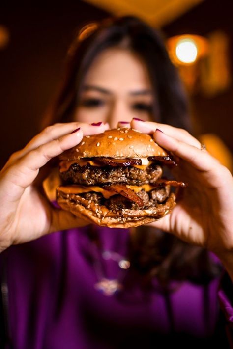 American Food Photography, Burger Photography Ideas, Burger Food Photography, Burger Photo, Food Videography, Food Photoshoot, Restaurant Photography, Burger Restaurant, Grilled Chicken Salad