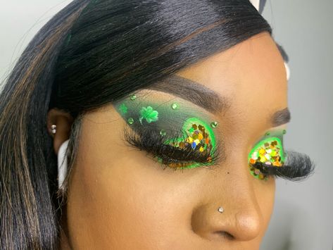 Green makeup St. Patty St Patrick's Day Makeup Looks, St Patricks Day Makeup Ideas, Saint Patricks Day Makeup, San Patrick Day, Holiday Eyeshadow, San Patrick, Day Makeup Looks, Green Makeup, Photoshoot Makeup