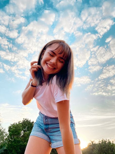 Sky Pictures Poses, How To Click Pictures With Sky, Poses With Sky, Sky Background Picture Poses, Sky Background Selfie Ideas, Poses With Sky Background, Cute Poses In Flower Field, Sky Selfie, Single Pictures