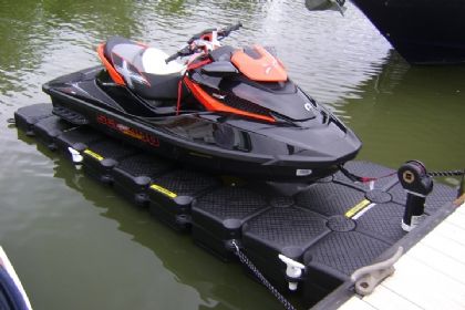 Floating Jet Ski Dock, Lake Docks, Seadoo Jetski, Jet Ski Lift, Jet Ski Dock, Dock Ideas, Boat Garage, Lake Kayaking, Ramp Design