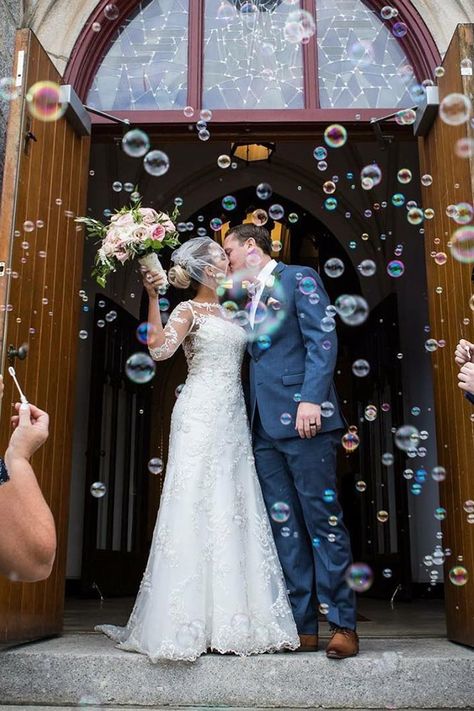 Wedding Photos Funny Creative, Wedding Bubble Photos, Wedding Photo Ideas Bubbles, Bubble Wedding Pictures, Bubbles Wedding Photos, Wedding With Bubbles, Wedding Pictures With Bubbles, Bubble At Wedding, Bubbles In Wedding