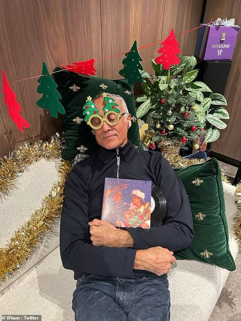 Andrew Ridgeley 80s, Christmas Number 1, Andrew Ridgeley, George Michael Wham, Favorite Christmas Songs, Music Pics, Seasons Change, 90s Music, Warren Buffett