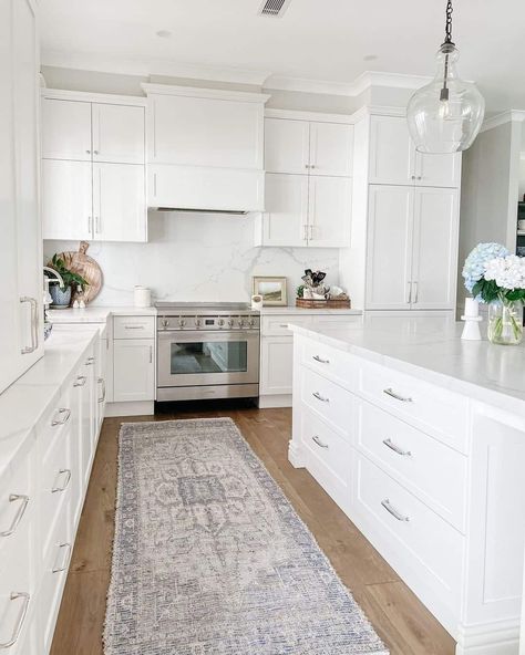 35 White Range Hood Ideas to Complement Any Kitchen Shaker Range Hood, White Kitchen Drawers, White Range Hood, White Kitchen Marble Backsplash, Range Hood Ideas, Brass Kitchen Hardware, Farmhouse Kitchen Backsplash, Hood Ideas, White Shaker Kitchen