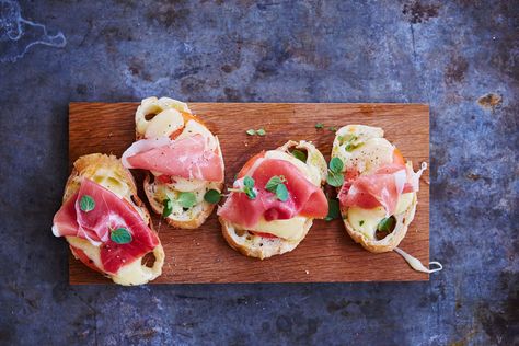 Pinchos with Castello Tickler Extra Mature Cheddar | Castello Canada Goat Cheese Crostini, Chicken Fettuccine, Green Beans With Bacon, Fingerfood Party, Grilled Bread, Bruschetta Recipe, Italian Appetizers, Snacks Für Party, Fresh Chives