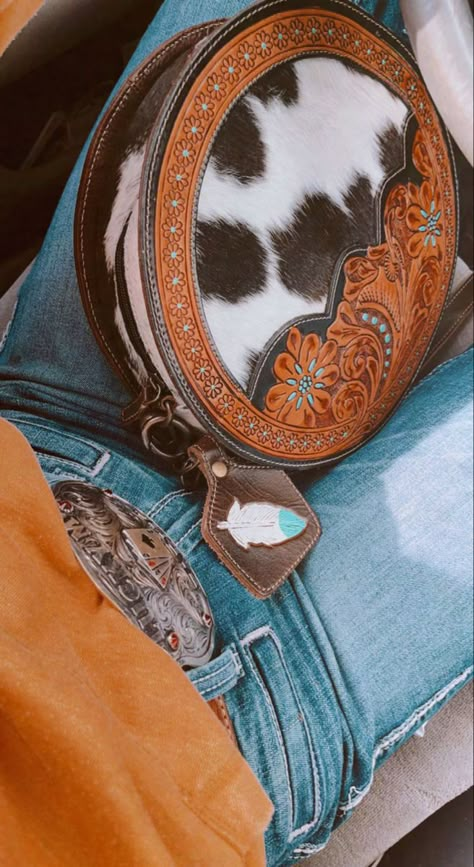 Western Purses And Handbags Cowgirl, Round Western Purse, Cute Western Purses, Western Purses And Handbags, Country Purses, Western Bags Purses, Western Bags, Punchy Outfits, Leather Fringe Handbag