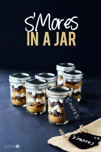 Is it possible to have the s’mores without going camping? Absolutely! Get ready to bring an outside dessert inside of the jar. Desserts In A Jar, Jar Desserts, Mason Jar Desserts, Picnic Snacks, Mason Jar Recipes, Chocolate Festival, Jar Recipes, Dessert In A Jar, Gifts In A Jar