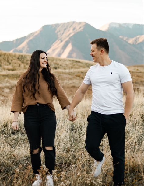 Teenage Couple Photoshoot Aesthetic, No Touch Couple Poses, Teenage Couple Photoshoot Ideas, Non Pda Couple Photos, Taller Girlfriend Couples Poses, Poses For Awkward Couples, Teen Couple Photoshooting Ideas, Posing Ideas For Couples, Engagement Pictures Beach