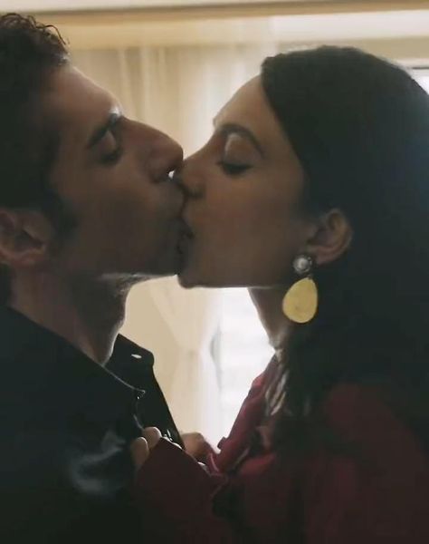 Bollywood Kiss, Sobhita Dhulipala, Romantic Couple Kissing, Romantic Videos Couples, Cute Couples Kissing, Bollywood Girls, Indian Actress Hot Pics, Fitness Workout For Women, Celebrity Couples