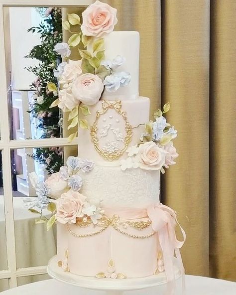 Regency Themed Wedding, Bridgeton Cake Ideas, Regency Wedding Theme, Bridgerton Inspired Cake, Bridgerton Inspired Wedding Cake, Bridgerton Wedding Cake, Bridgerton Theme Cake, Bridgerton Theme Birthday Cake, Bridgerton Birthday Cake