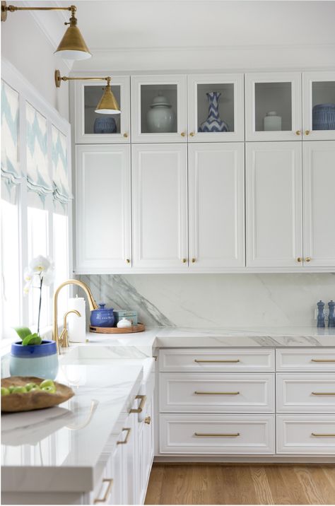 White Kitchen Cabinets With Brass Hardware, Kitchen Cabinets To Ceiling, Transitional Style Kitchen, Cabinets To Ceiling, Beautiful White Kitchens, Kitchen New York, White Shaker Cabinets, Kitchen White, Design Your Kitchen