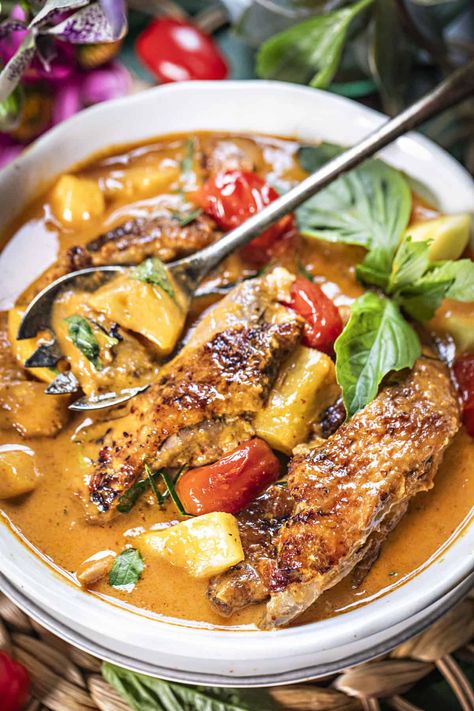 Thai Duck Curry, Duck Recipes Asian, Thai Pineapple Curry, Curry With Pineapple, Red Duck Curry, Duck Curry, Pineapple Curry, Roasted Duck, Massaman Curry