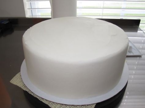 Love this method for icing! Looks like fondant but really just icing, saw this on a cooking show and always wanted to try it Biggest Cake, Cookies Cupcake, Cake Tips, Icing Frosting, Sweet Cake, Cupcake Decorating, Buttercream Icing, Cake Icing, Icing Recipe