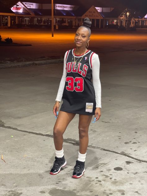 Basketball Jerseys Outfit, Basketball Jersey Outfit Women Fashion, 2000s Theme Party, Jerseys Outfit, Basketball Game Outfit Women, Basketball Jersey Outfit, Drip Clothing, 2000s Theme, Hawks Game