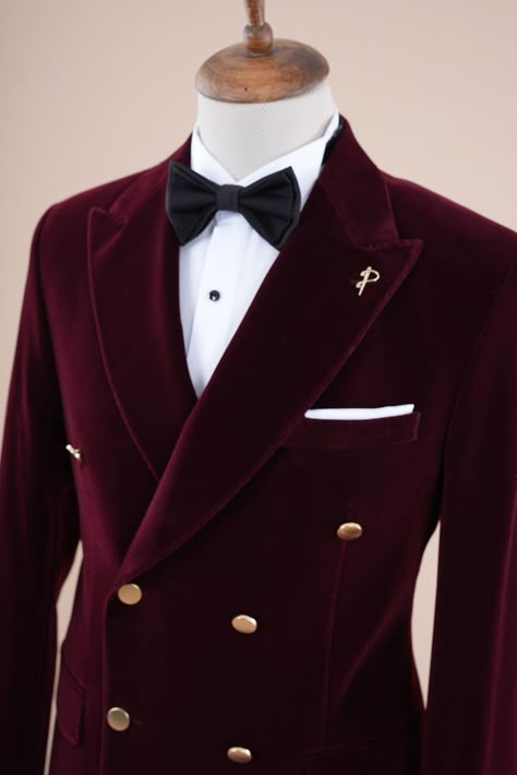 Style Velvet Dress, Velvet Blazer Outfit, Double Breasted Suit Men, Burgundy Velvet Blazer, Mens Suit Style, Best Wedding Suits, Mens Winter Fashion Outfits, Blazer Outfits Men, Suit Groom