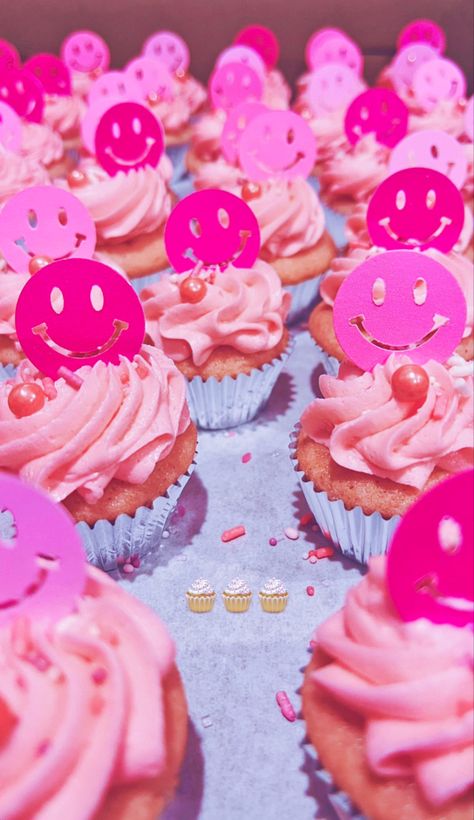 Pink Smiley Face Cupcakes, Preppy Party Centerpieces, Preppy Birthday Cake Smiley Face, Smiley Face Birthday Cake Ideas, Cute Girly Cupcakes, Preppy Birthday Cupcakes, Pink Smiley Face Party Theme, Pink Smiley Face Birthday Party Ideas, Cute Preppy Birthday Ideas