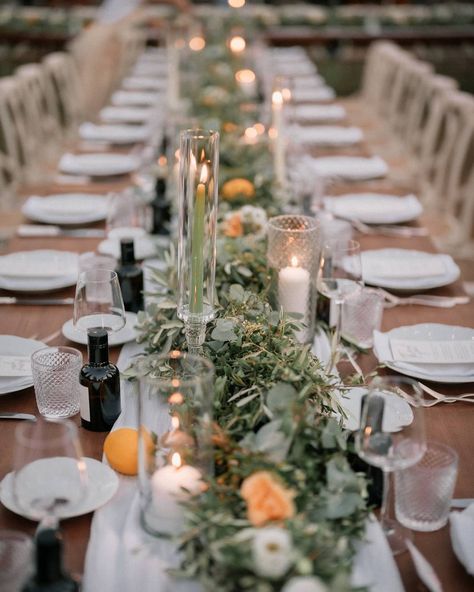 Chemin de table composé de feuillage,  voilage bleu clair, bougies blanches et citron pour un mariage Dolce Vita élégant. Plein Air